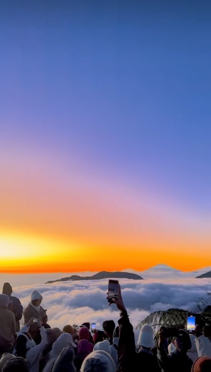 Beberapa tahun terakhir, kawasan Dieng semakin populer karena keindahan sunrise yang sulit ditemukan di tempat lain. Banyak wisatawan rela berangkat tengah malam demi mendapatkan momen matahari terbit terbaik dari atas pegunungan.
