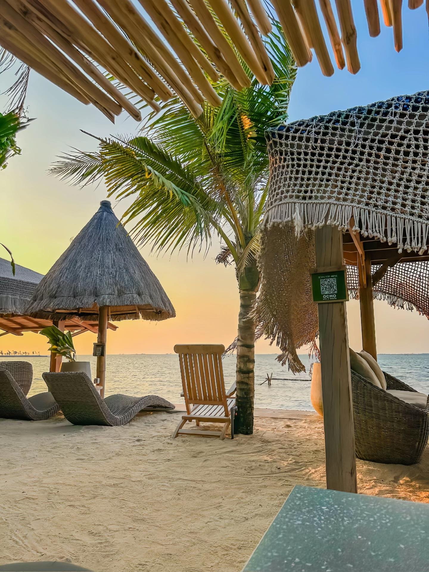 Bagi Anda yang ingin menikmati suasana laut dan sunset cantik, Jepara memiliki banyak villa dekat pantai dengan suasana eksklusif dan tenang. Salah satu area favorit adalah sekitar Pantai Bandengan dan Pantai Teluk Awur.