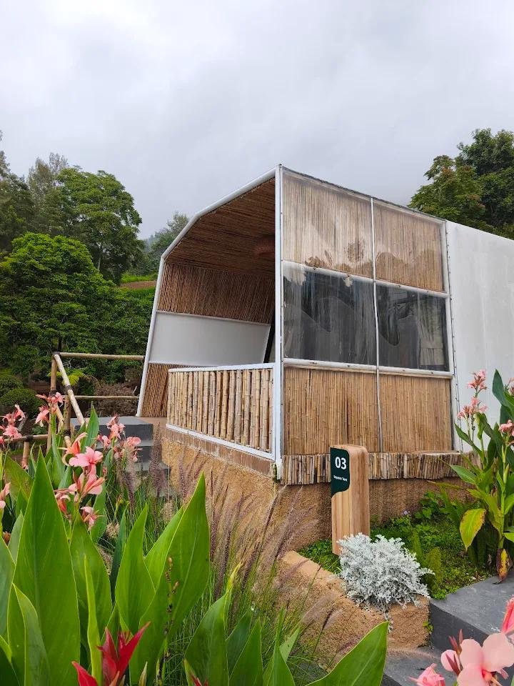 Menawarkan pengalaman berkemah mewah (glamping) dengan fasilitas bintang dan pemandangan Gunung Merapi yang luar biasa. 