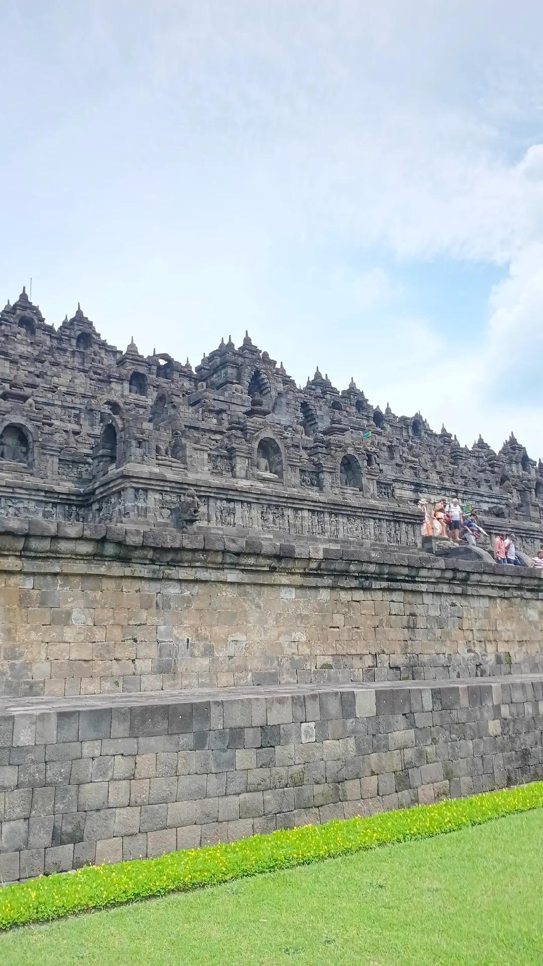 Borobudur merupakan ikon wisata yang selalu ramai dikunjungi wisatawan lokal maupun mancanegara. 