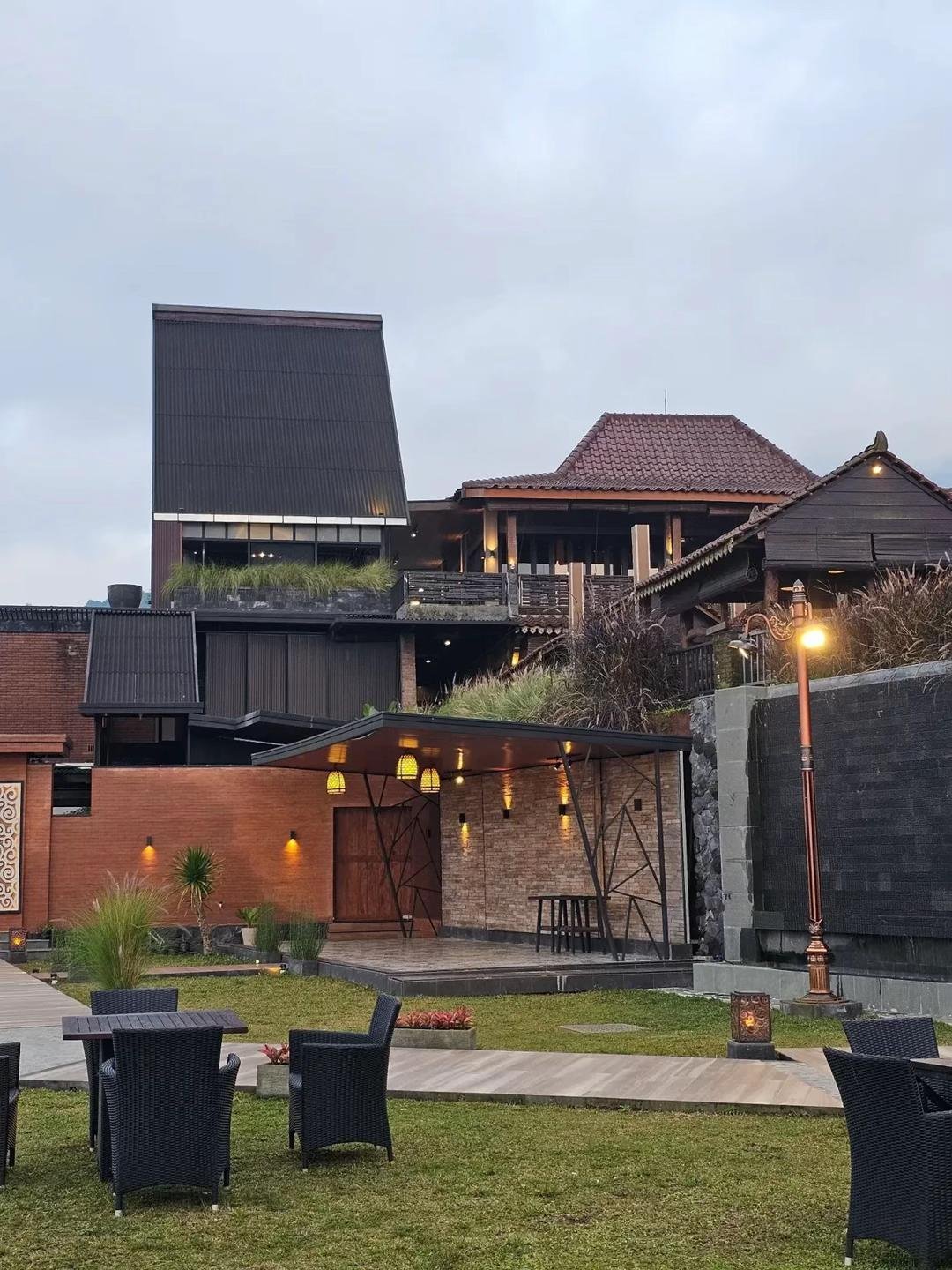 Berlokasi di jalur utama yang sejuk. Tempat ini sangat populer berkat area makannya yang luas, pemandangan pegunungan yang menakjubkan, dan menu favorit seperti Ayam Goreng Latarombo.