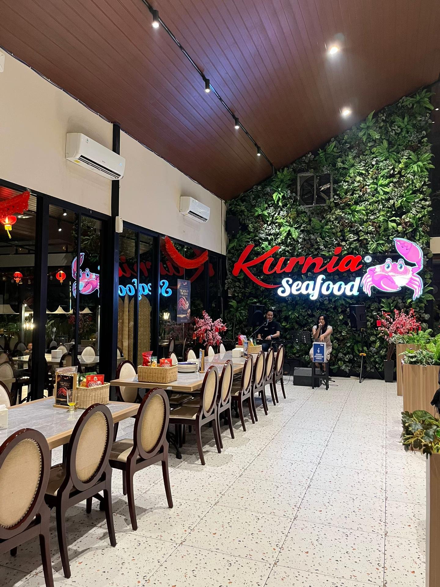 Semarang memiliki banyak tempat seafood favorit yang selalu dipadati pengunjung. Menu seperti kepiting saus, udang bakar, hingga cumi crispy menjadi favorit wisatawan. Tempat makan seperti ini biasanya cocok dikunjungi bersama keluarga besar ataupun rombongan.