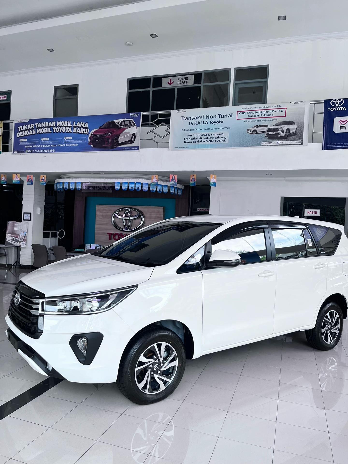 Mobil ini terkenal dengan kabin luas, suspensi nyaman, dan cocok untuk perjalanan jarak jauh. Toyota Innova Reborn menjadi pilihan utama untuk keluarga karena memiliki ruang kaki yang lega dan bagasi cukup besar.