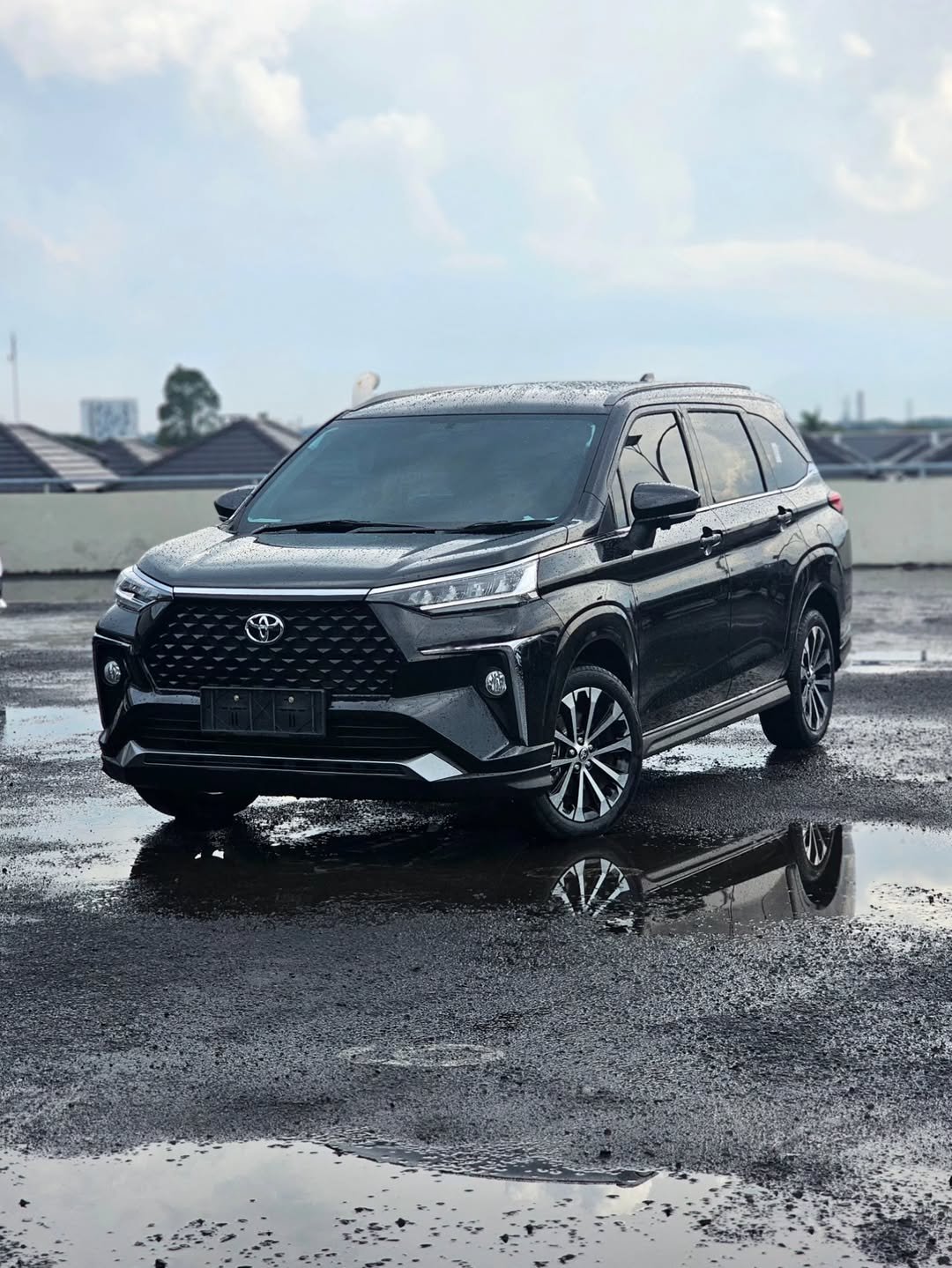 Untuk perjalanan dalam kota maupun luar kota, Avanza Veloz menjadi kendaraan yang ekonomis namun tetap nyaman. Desain modern dan kabin yang cukup luas membuat mobil ini cocok untuk perjalanan 5–6 penumpang.