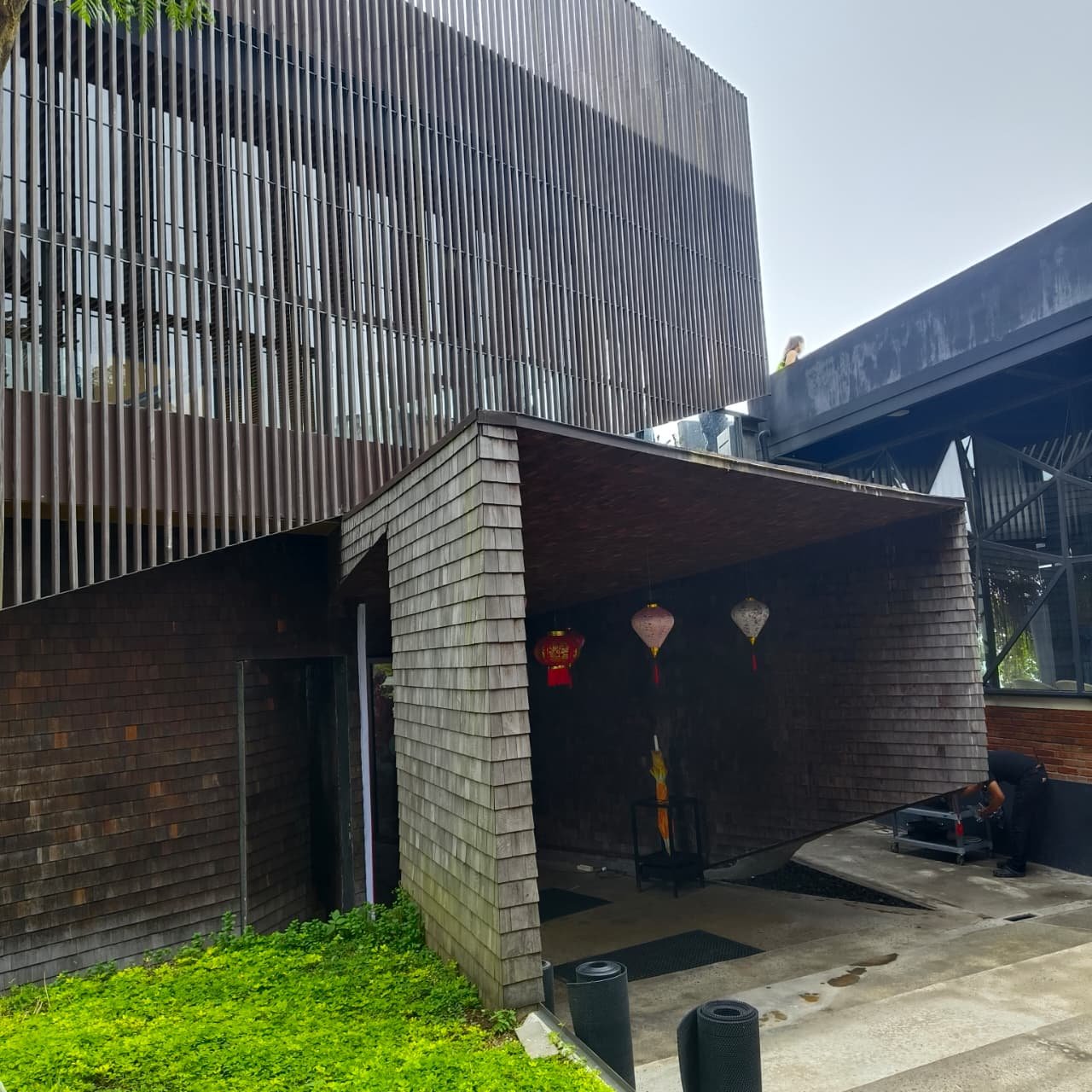 Kafe estetik dua lantai dengan area rooftop yang menawarkan pemandangan gunung dan kolam ikan. Sangat cocok untuk nongkrong bersama keluarga.