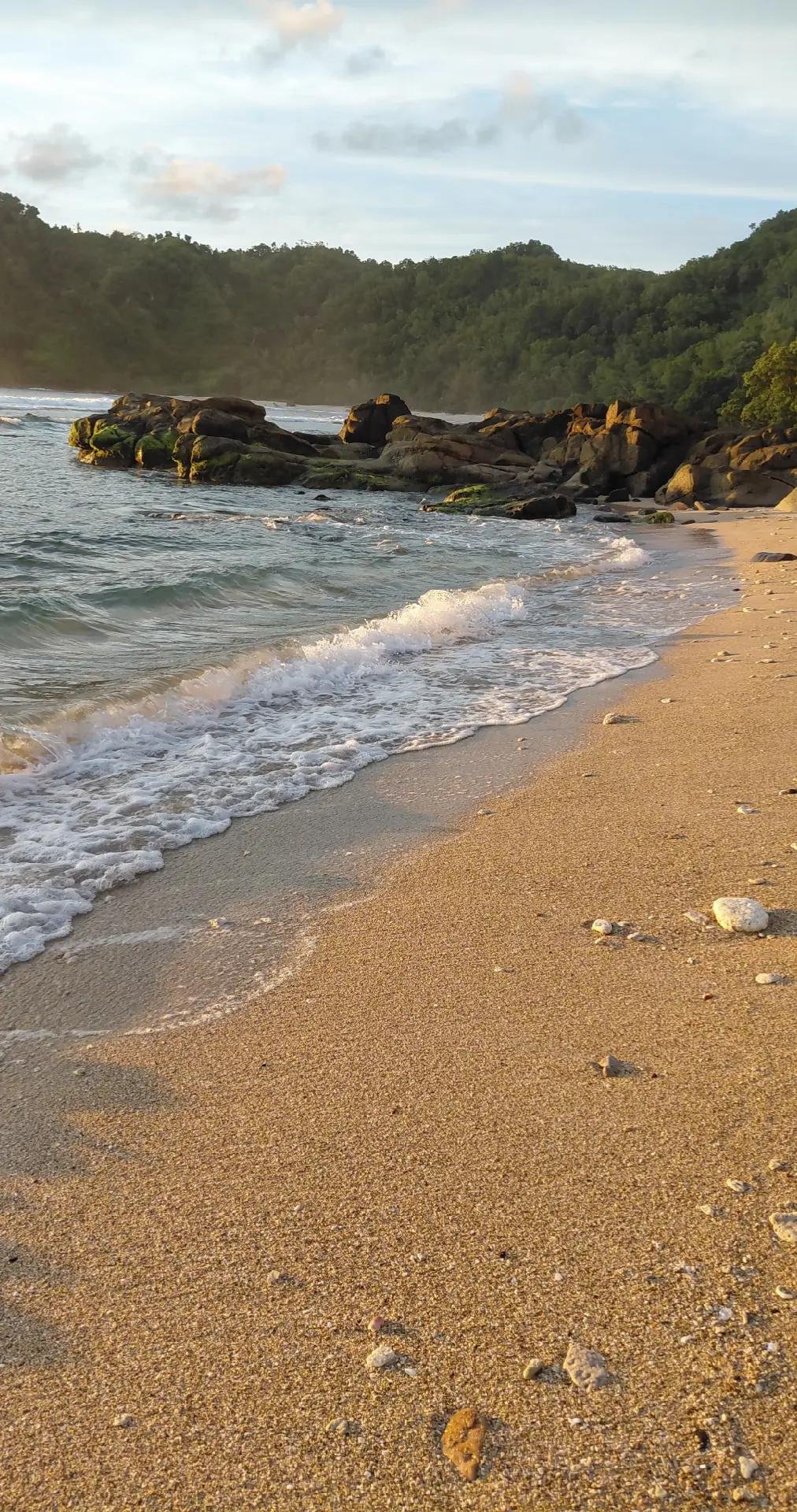 Setiap sudut Pantai Wediombo memiliki pemandangan yang menarik untuk diabadikan. Mulai dari: Batu karang eksotis, Laut biru luas, Bukit hijau, Sunset, Area laguna alami