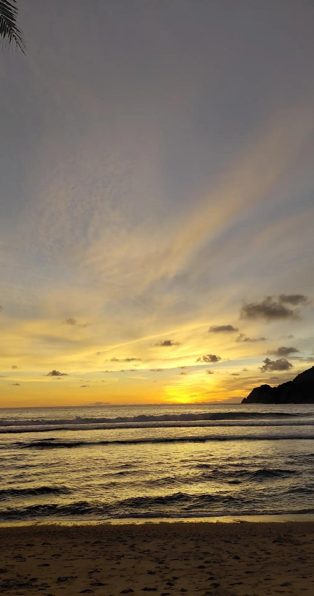 Pantai Wediombo terkenal sebagai salah satu spot sunset terbaik di Jogja. Langit jingga berpadu dengan ombak laut selatan menciptakan suasana romantis dan menenangkan.