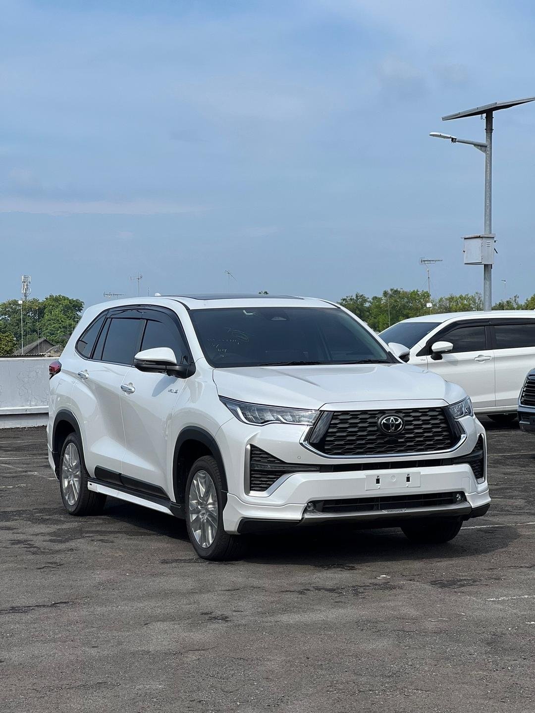 Saat memilih jasa transportasi, kenyamanan menjadi prioritas utama. Karena itu, armada modern seperti Toyota Hiace, Innova Reborn, Avanza Veloz, hingga Elf Long mulai banyak digunakan dalam layanan travel Semarang.