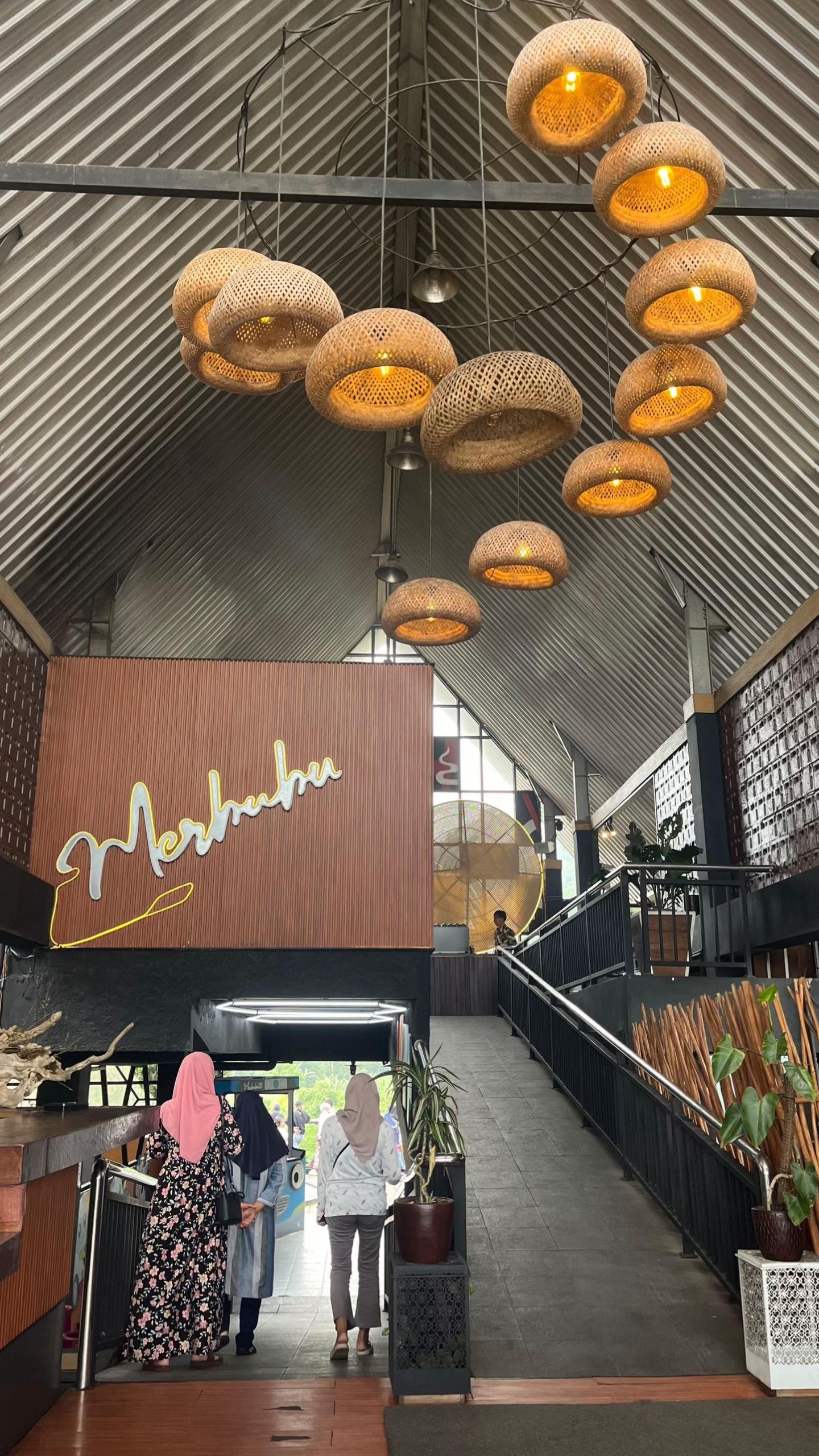 Di sekitar Kopeng terdapat banyak café dan resto dengan view alam yang menarik.