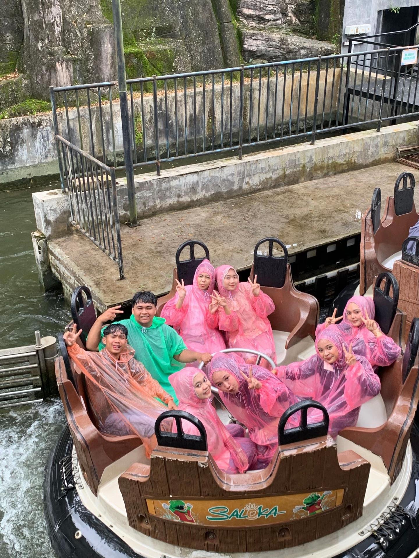 Salah satu wahana yang ada di Saloka Theme Park Gonjang Ganjing Air biasanya menjadi spot favorit saat siang hari.