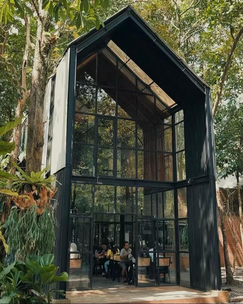 Berada tepat di dalam kawasan wisata. Anda bisa bersantai "di atas awan" sambil menikmati panorama 7 gunung dan hidangan istimewa seperti Iga Bakar hingga Mie Godok yang lezat.