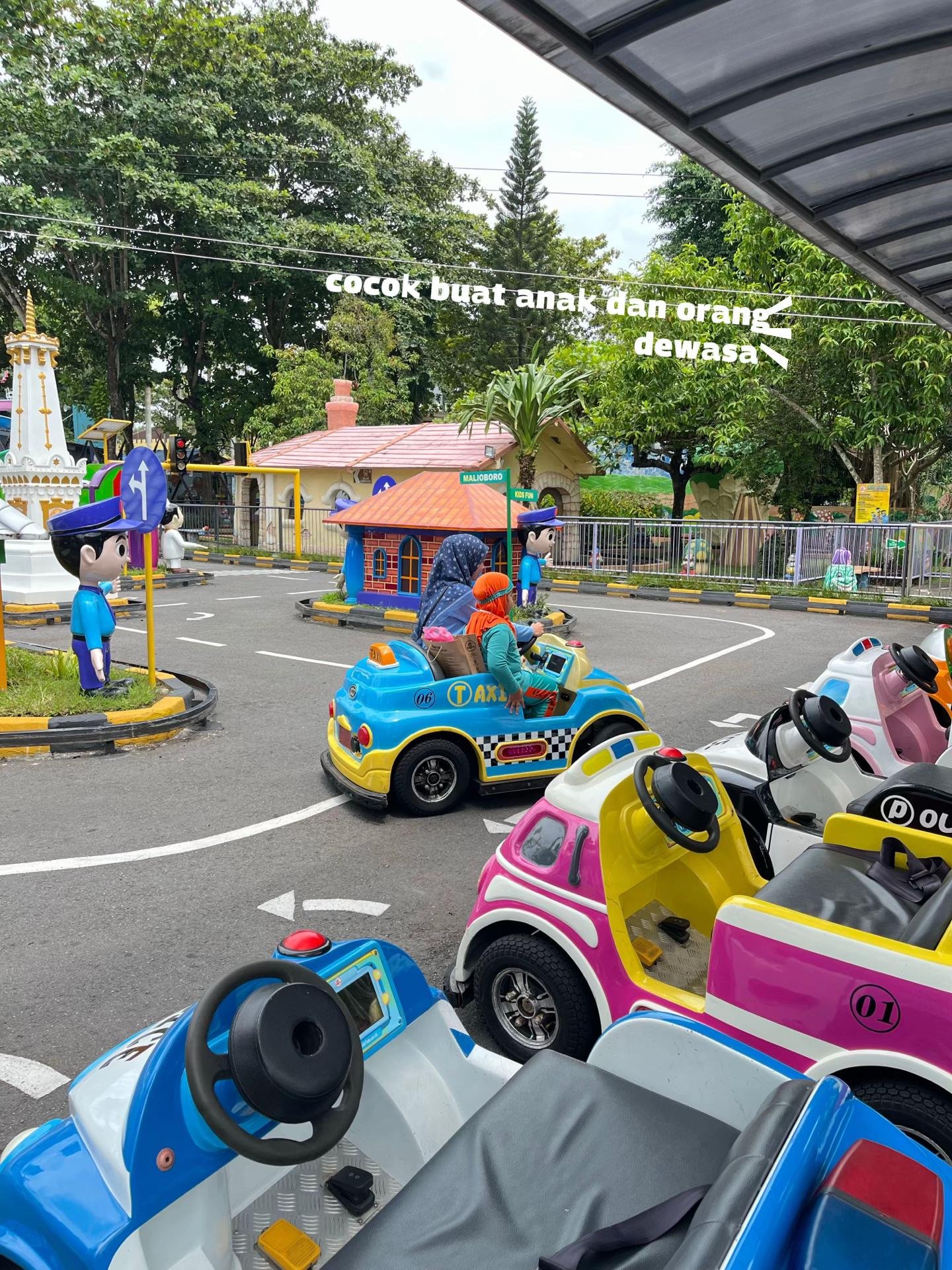Mobil mobilan, bisa di kemudikan orang dewasa