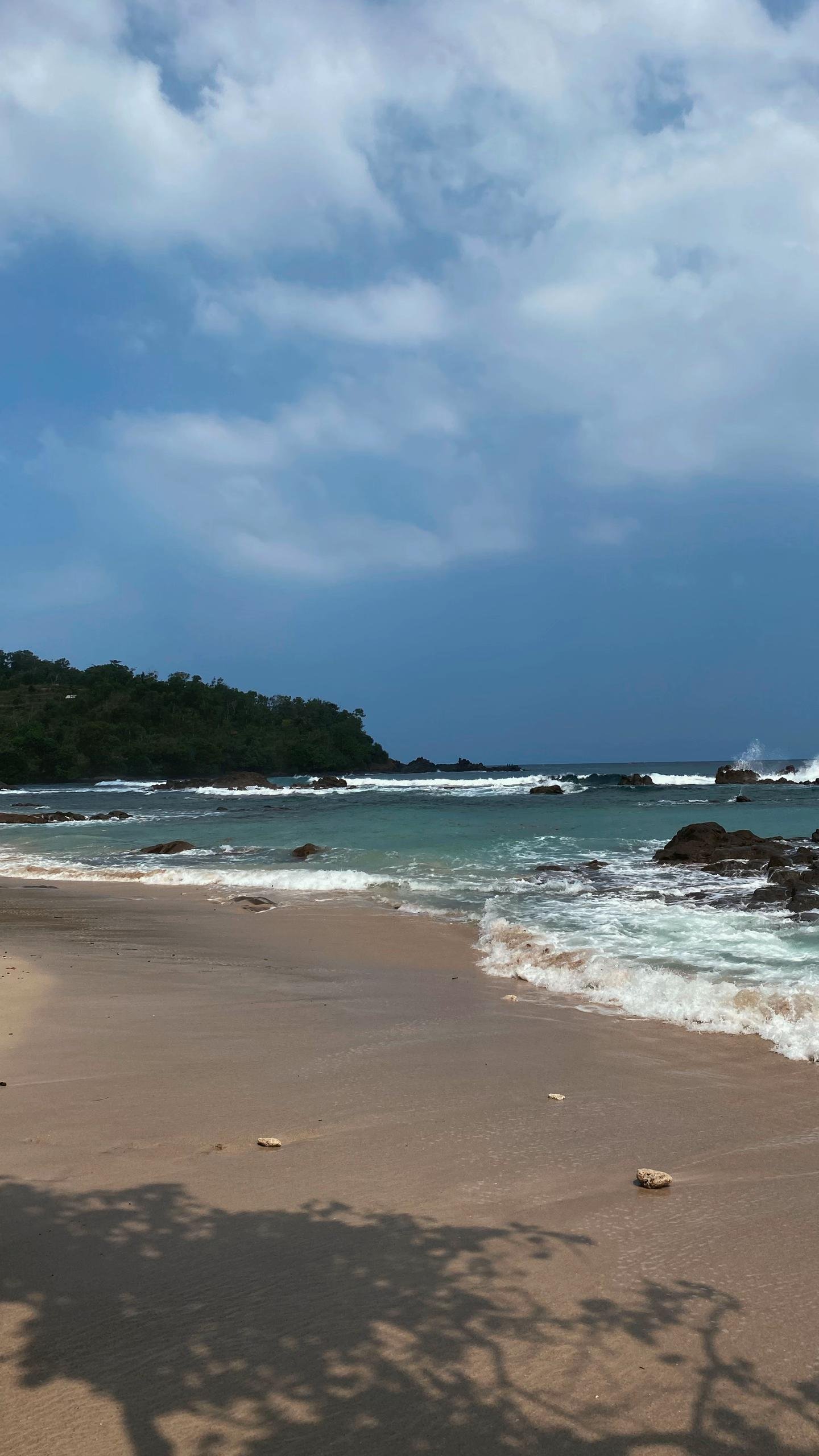 Salah satu ikon utama Pantai Wediombo adalah kolam alami di antara batu karang. Saat air laut surut, area ini menjadi tempat favorit wisatawan untuk berenang.