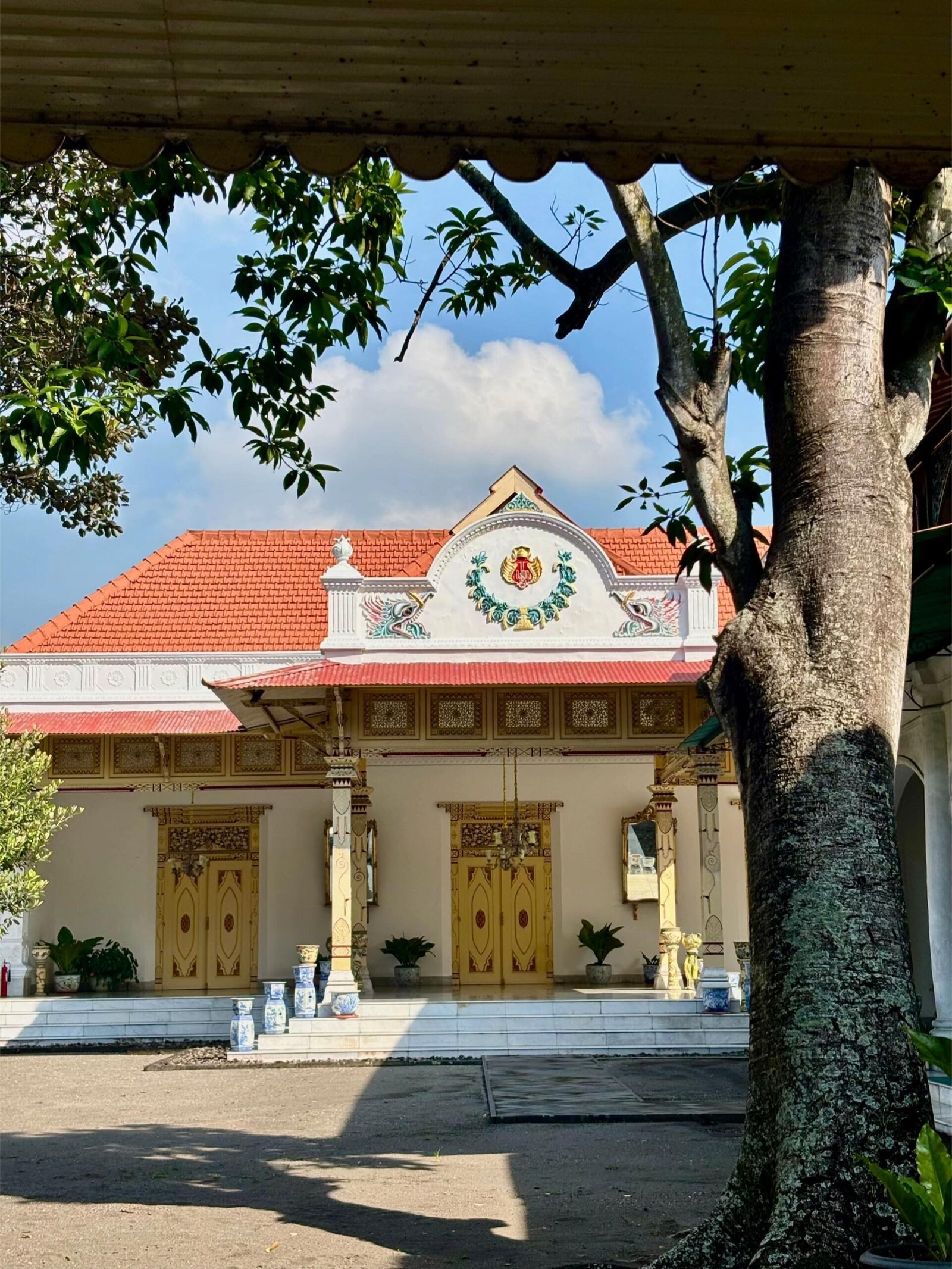 Keraton Yogyakarta merupakan pusat budaya dan sejarah Kesultanan Yogyakarta yang masih aktif hingga saat ini.