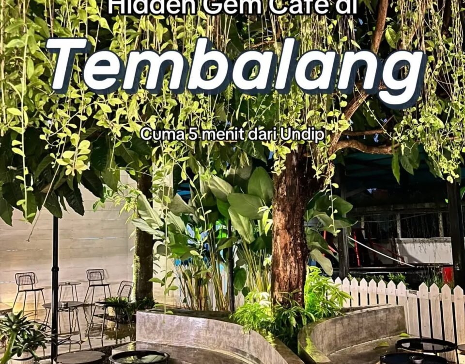 Outdoor cafe setting with hanging greenery and stone seating, overlaid text reads 'Hidden Gem Cafe di Tembalang' and 'Cuma 5 menit dari Undip'