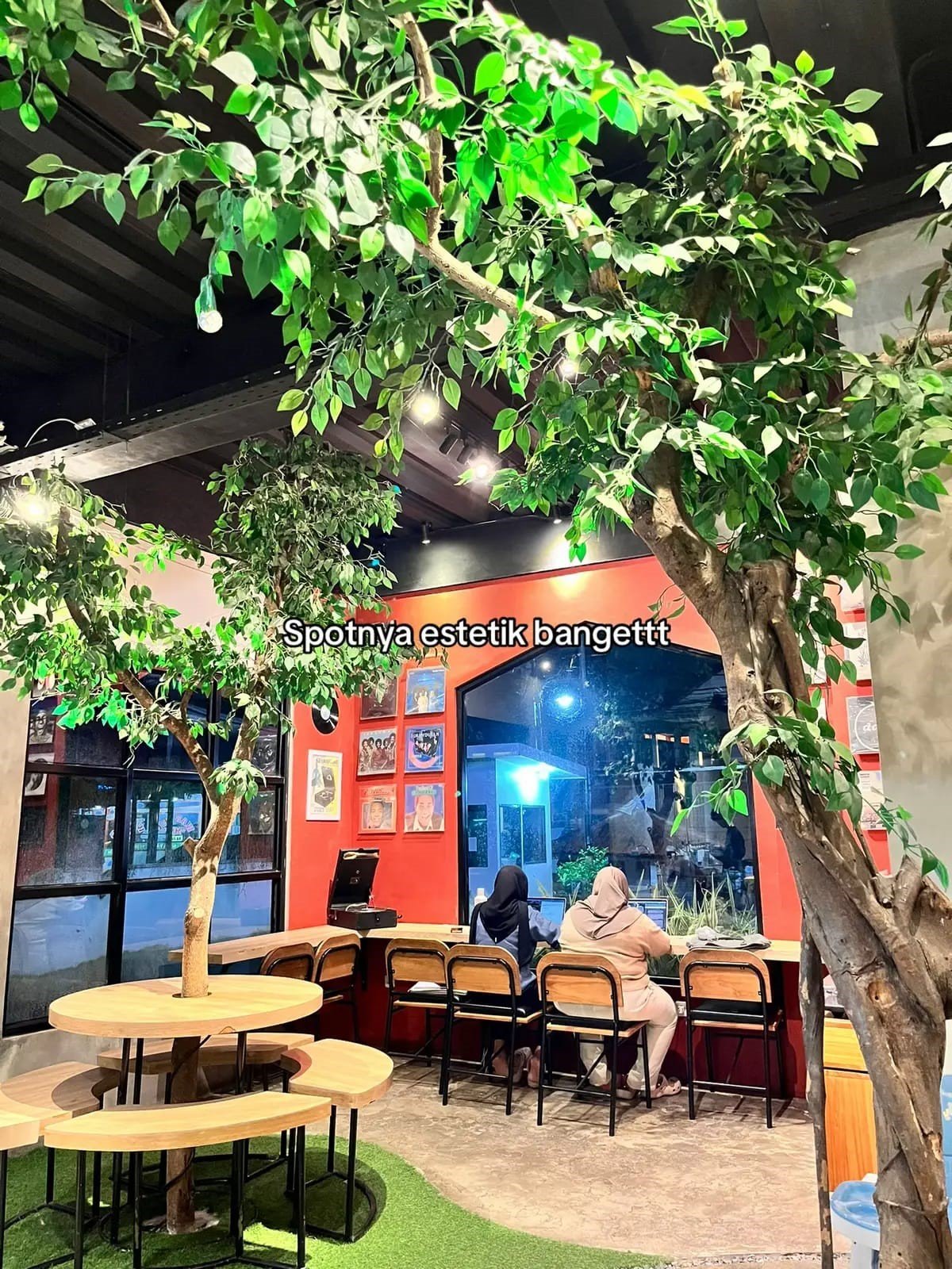 Treetales Coffee & Eatery menghadirkan banyak spot menarik yang cocok untuk kebutuhan foto maupun konten media sosial.