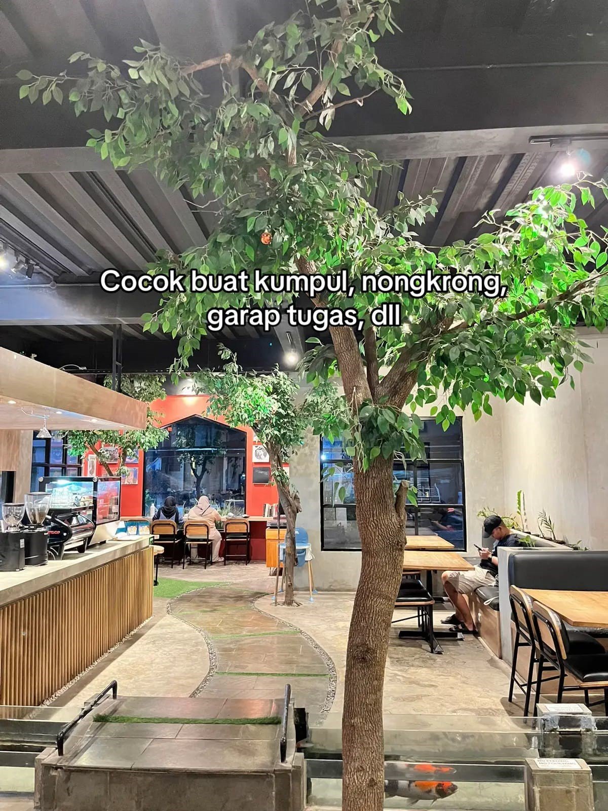 Selain untuk wisata santai, Treetales Coffee & Eatery juga cocok dijadikan lokasi gathering komunitas maupun acara kantor kecil.