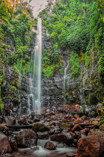 Sebagai salah satu wisata alam favorit di Semarang, Curug Lawe Benowo sudah memiliki fasilitas yang cukup lengkap untuk pengunjung, seperti: