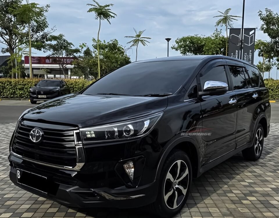 venturer 11 - Dyantransport Black Toyota SUV parked on a tiled outdoor plaza with palm trees and a blue sky in the background.