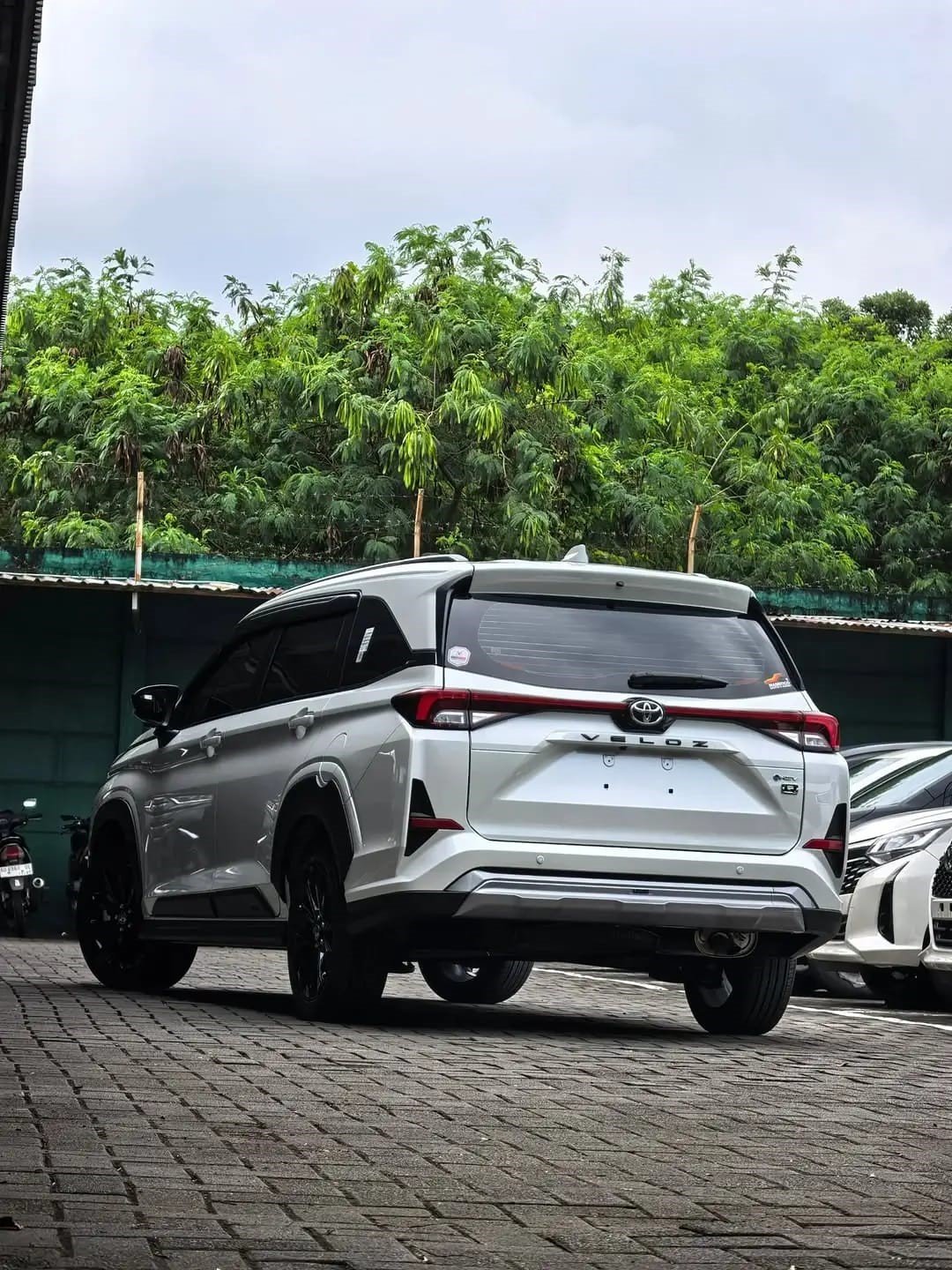 Dengan tampilan stylish, Toyota Veloz Hybrid memberikan kesan profesional sekaligus nyaman untuk setiap perjalanan.