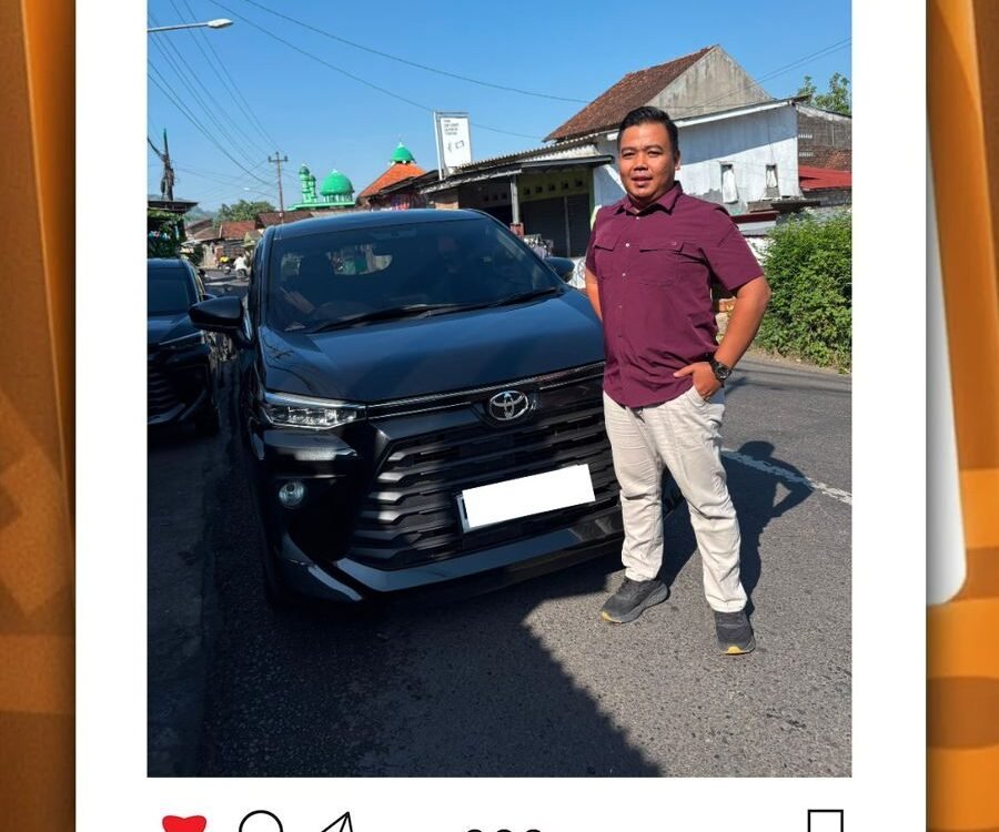 Pria berdiri di samping mobil SUV hitam di jalan, terkait posting CV Berkah Dyantransport.
