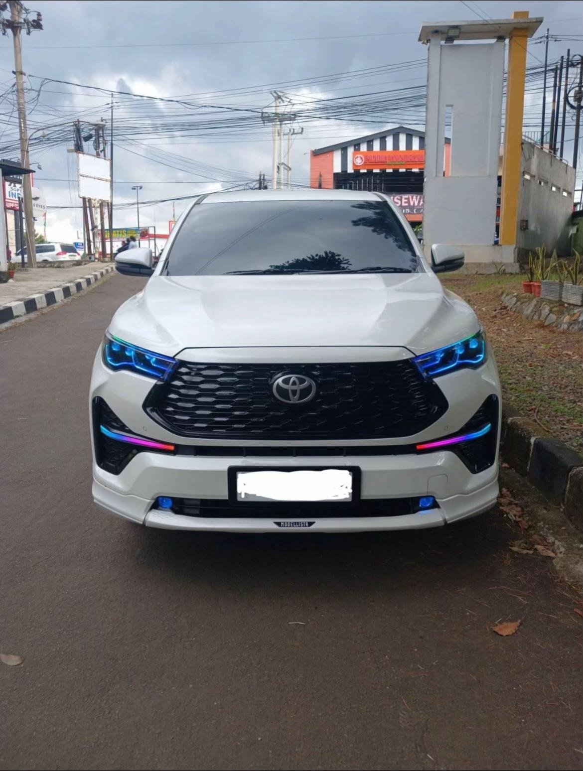 Banyak orang kini lebih memilih layanan rental mobil lengkap dengan sopir dibandingkan mengemudi sendiri. Berikut beberapa alasannya: