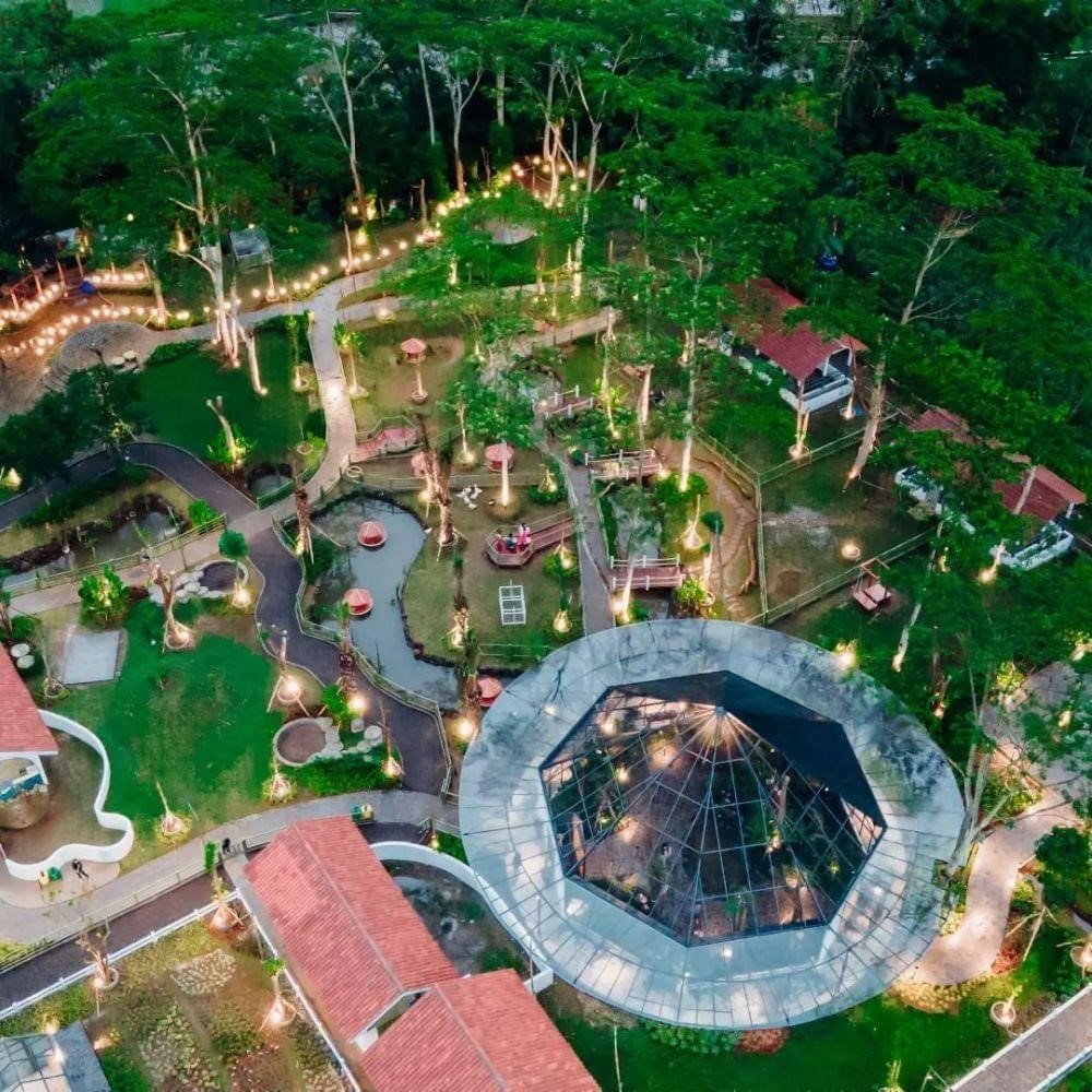 Tempat wisata ini menawarkan suasana pedesaan yang asri, taman bunga, mini zoo, spot foto instagramable, hingga area kuliner yang cocok untuk liburan keluarga maupun rombongan