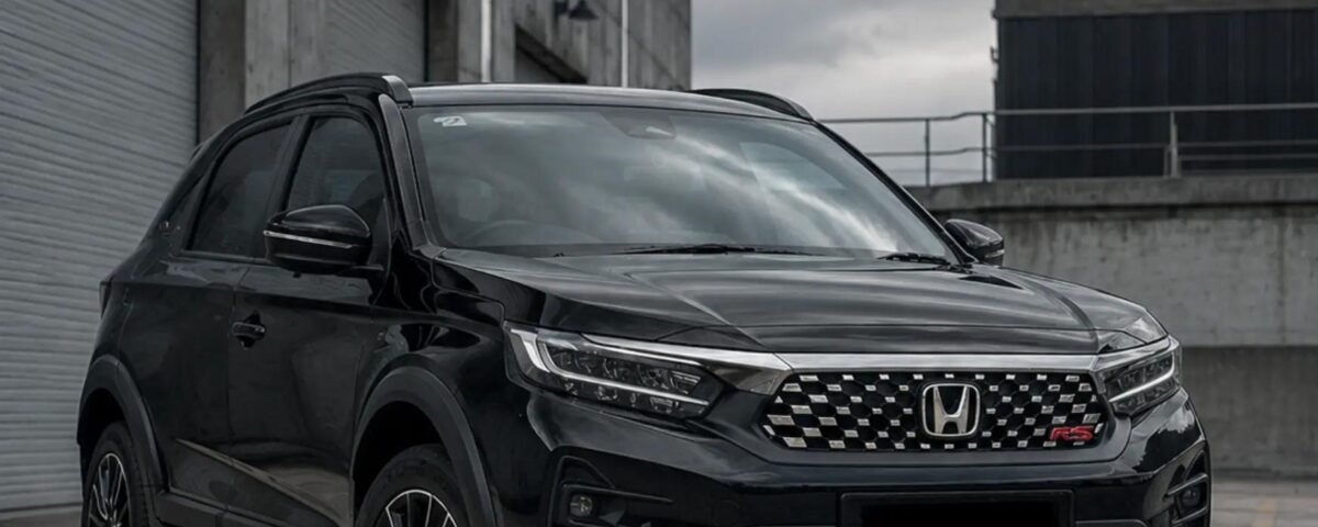 SaveTikTokto_7639733654826061076_1 - Dyantransport Front three-quarter view of a black Honda SUV parked in an industrial loading area with concrete walls and cloudy sky ahead of it.