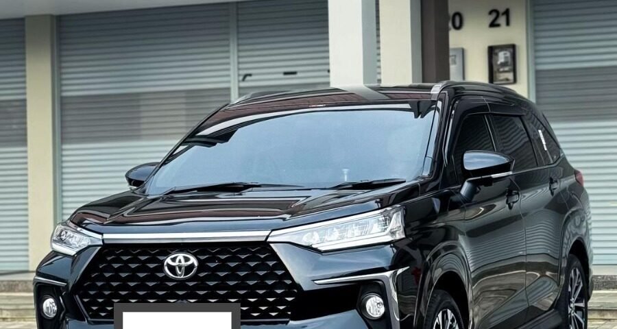 WhatsApp Image 2026-08-09 at 085924 - Dyantransport Front three-quarter view of a black Toyota SUV parked in a lot in front of a modern building with shuttered storefronts; prominent grille and headlights visible.