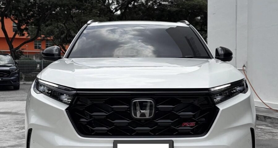WhatsApp Image 2026-08-18 at 112020 - Dyantransport Front view of a white Honda SUV (RS trim) parked on a concrete lot, showing bold black grille and emblem.