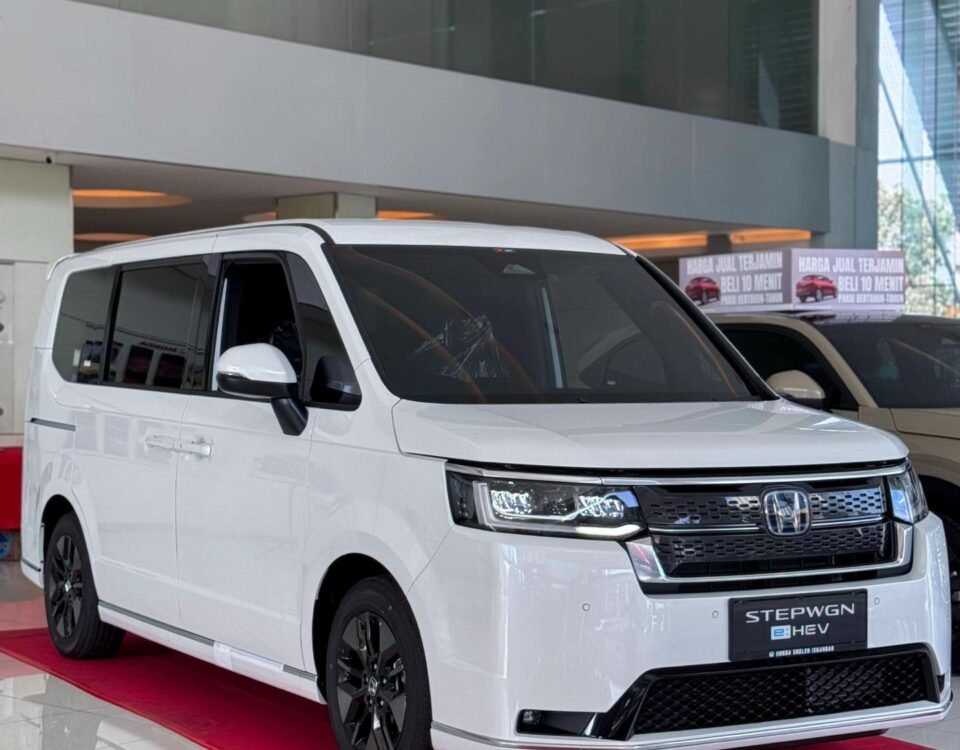 snaptik-app-7534650141228174598-slide-1 - Dyantransport White Honda StepWGN minivan on a glossy showroom floor with a red carpet and large glass windows in the background.